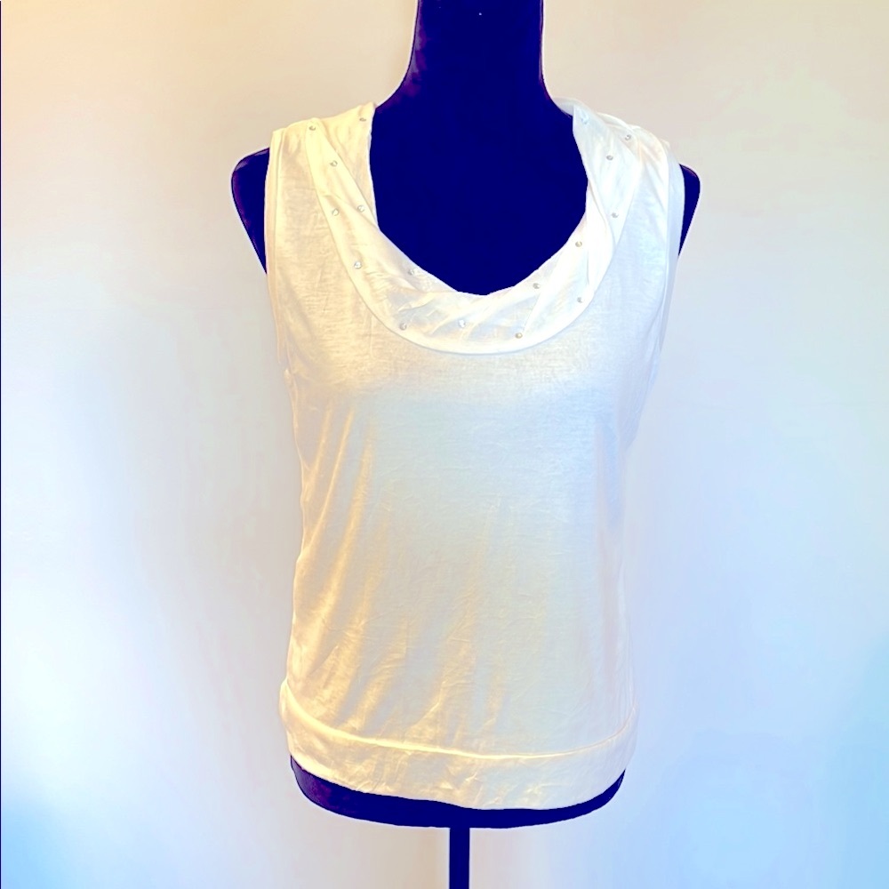 Look Elegant White Sleeveless Top Size M
NWOT